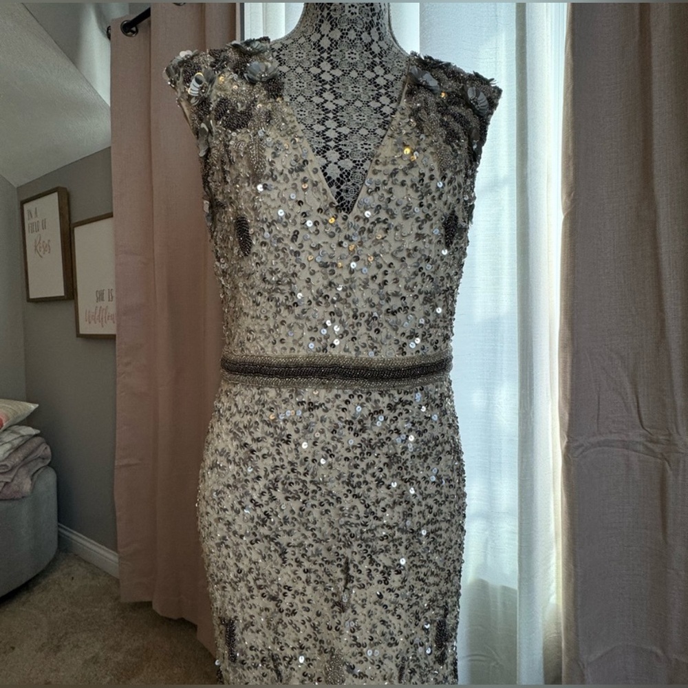 MAC DUGGAL
White and Silver Embellished V Neck Cap Sleeve Sequin Gown - Picture 7 of 8